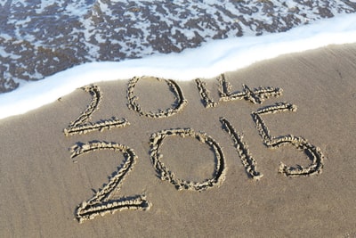 海滩海岸刻蚀，白天刻有2014和2015文本
